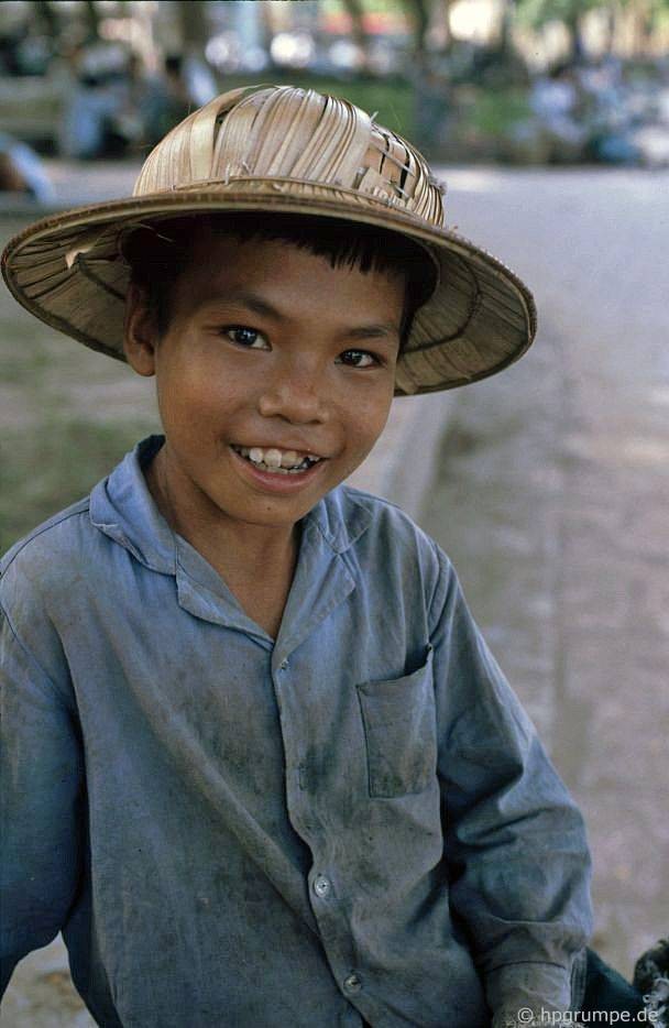 Một cậu bé bán bánh cạnh Hồ Hoàn Kiếm, 1991.